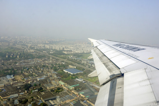 航拍成都飞离双流航空港地区