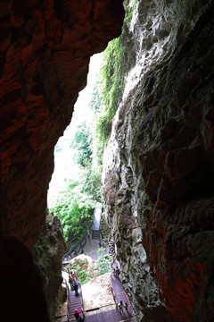 岩石悬崖峭壁