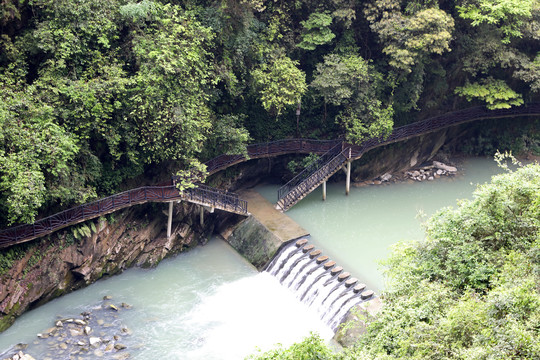 山谷溪流