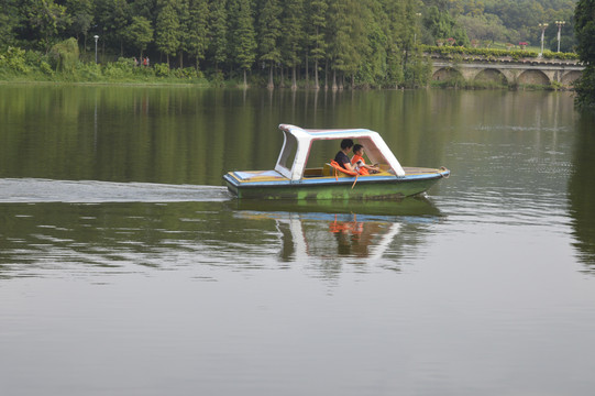 麓湖公园游客开船