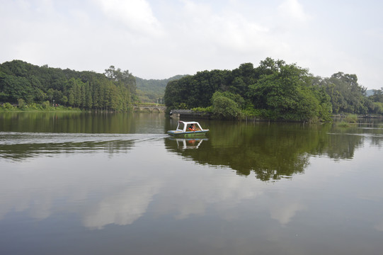 广州麓湖公园湖景