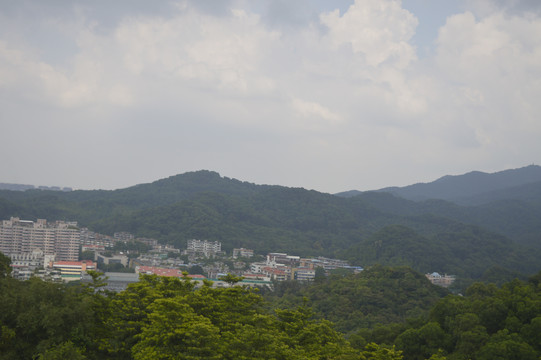 俯瞰广州建筑与山峰