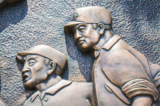 解放军战士半身二人浮雕像
