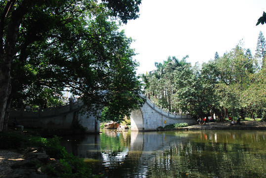 湖水拱桥