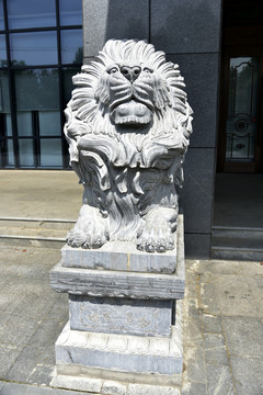 白色石獅子