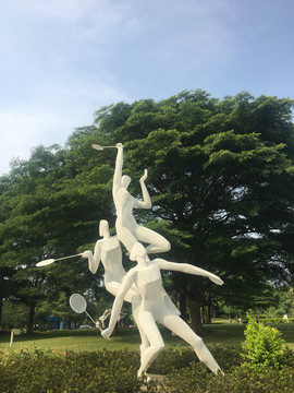 三个打羽毛球的运动员雕塑