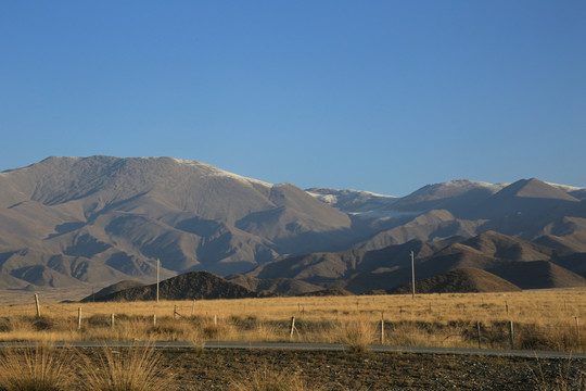 连绵不尽的雪山山峰