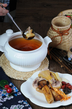 蟲(chóng)草松茸燉老雞