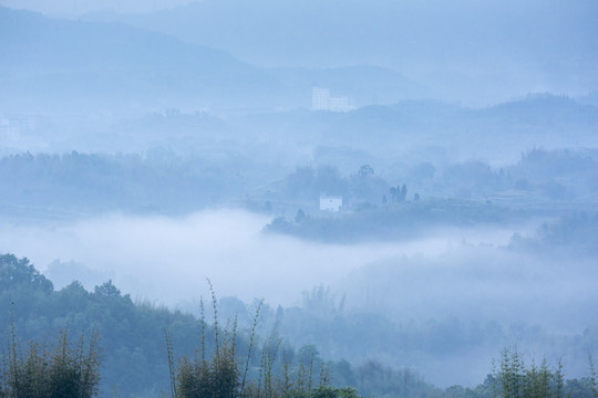 雾色山峦