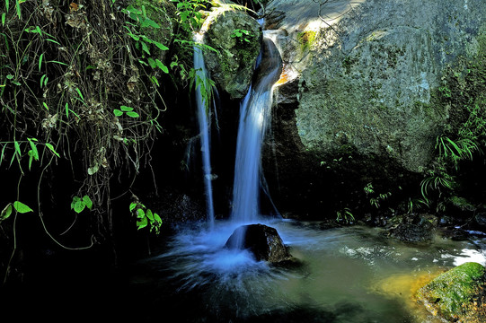 山涧溪流