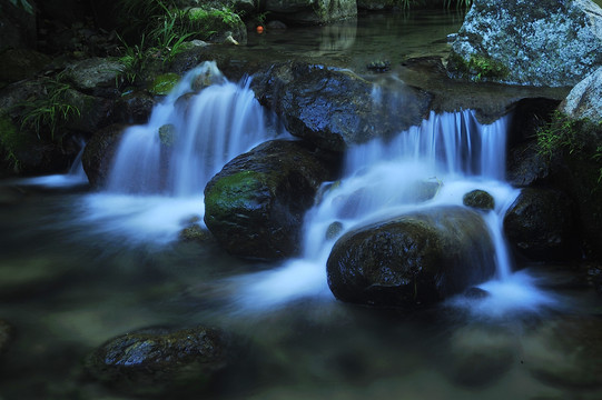 山涧溪流