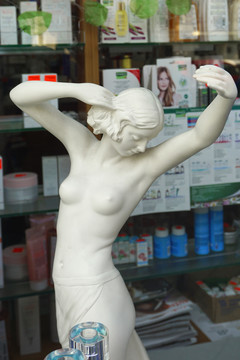 女性人体石膏雕像