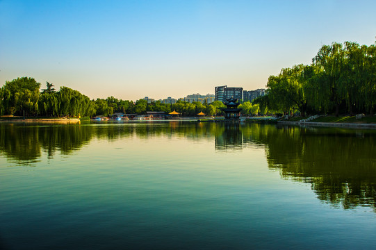 城市湖景