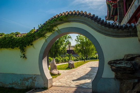 中国古典园林建筑圆形门月亮门