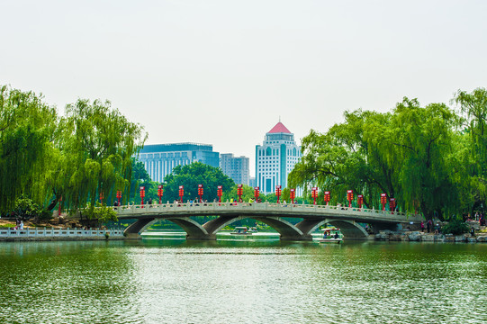 城市湖滨风景