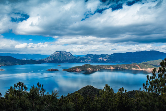 泸沽湖全景