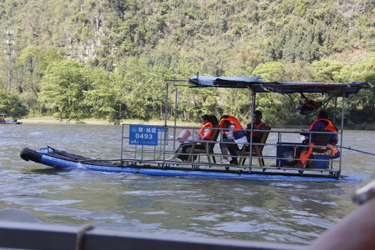 桂林漓江山水景竹筏