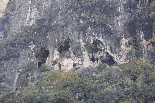 桂林漓江山水景江边岩