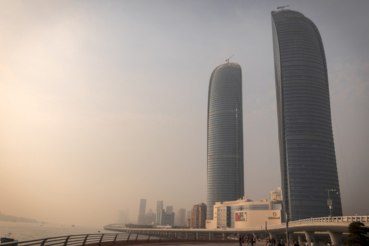 雾天侧光下的双子塔大楼