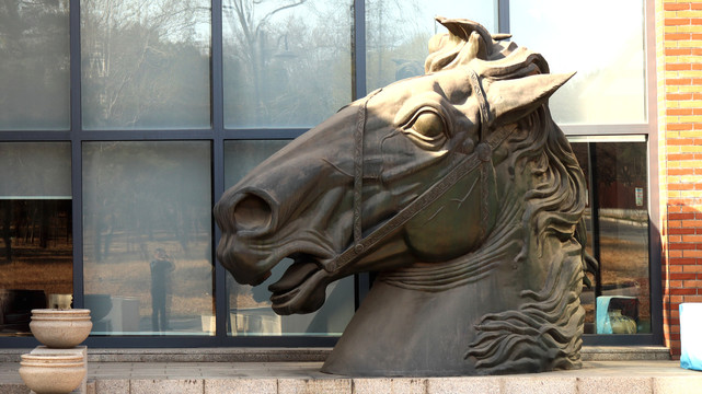 马头塑像