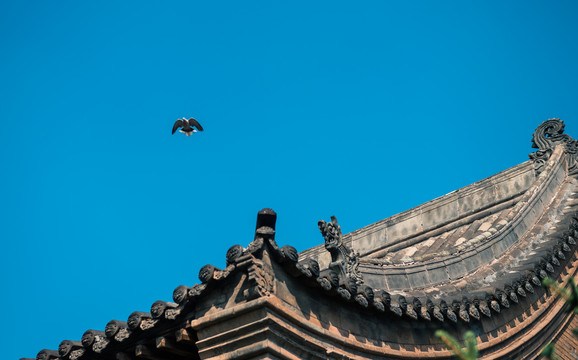 古建屋顶蓝天