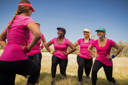 女教练在训练营帮助女性锻炼身体