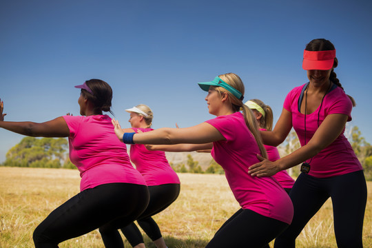 女教练在训练营帮助女性锻炼身体