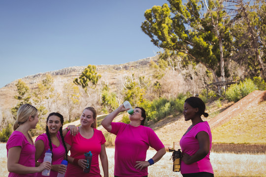 一群妇女在训练营里喝水