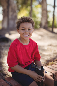 障碍训练营中微笑男孩的照片
