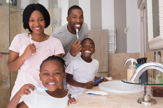 浴室里刷牙的幸福家庭