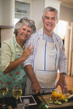 老年夫妇在家厨房做饭