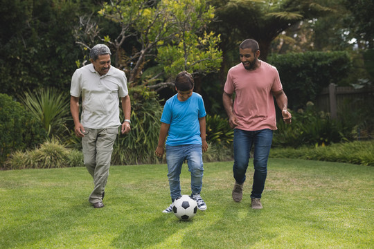 快乐的多代家庭一起踢足球