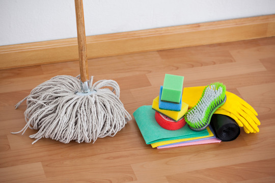 木地板上靠墙的拖把和清洁设备