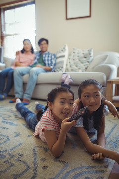 家人一起在客厅看电视