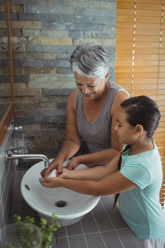 奶奶和孙女在浴室洗手池洗手
