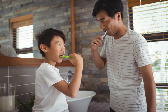 爸爸和儿子在浴室一起刷牙