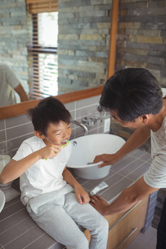 儿子和父亲在浴室刷牙