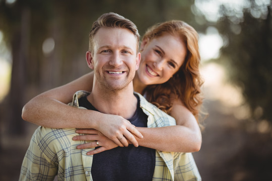 橄榄农场微笑的年轻夫妇
