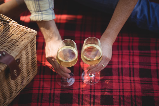 拿着酒杯的男人和女人的手