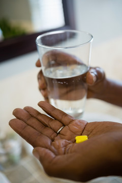 手持药品和饮用水的人的双手