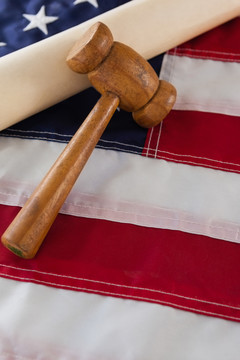 美国国旗上的木槌和卷起的文件