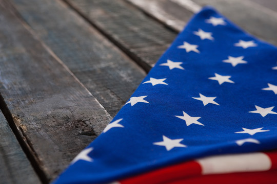 折叠的美国国旗放在木桌上