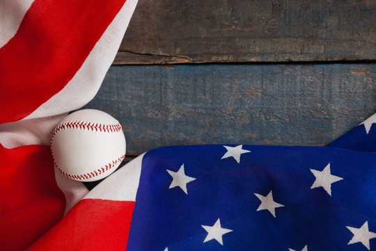木桌上的棒球和美国国旗