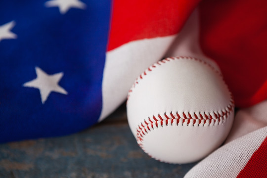 木桌上的棒球和美国国旗