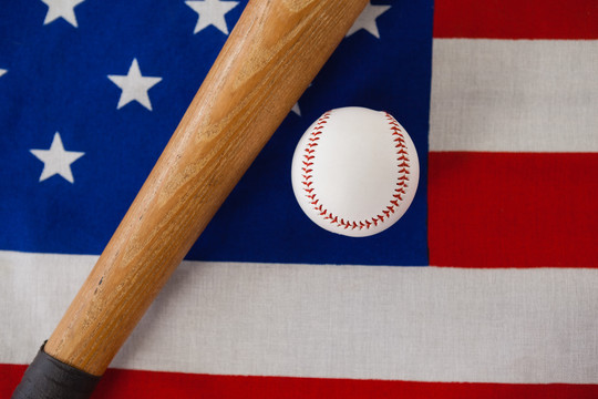 美国国旗上的棒球棒和球