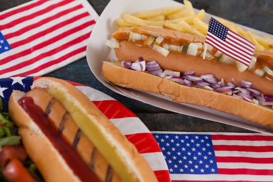 热狗和木桌上的美国国旗