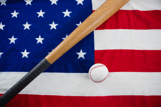 美国国旗上的棒球和棒球棒