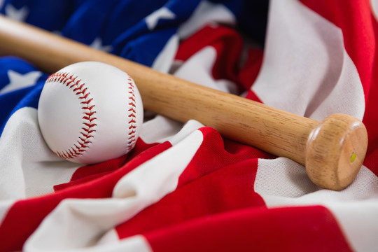 美国国旗上的棒球和棒球棒