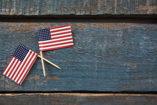 木桌上的两面美国国旗