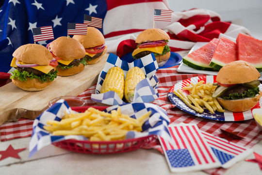 早餐和桌布上的美国国旗
